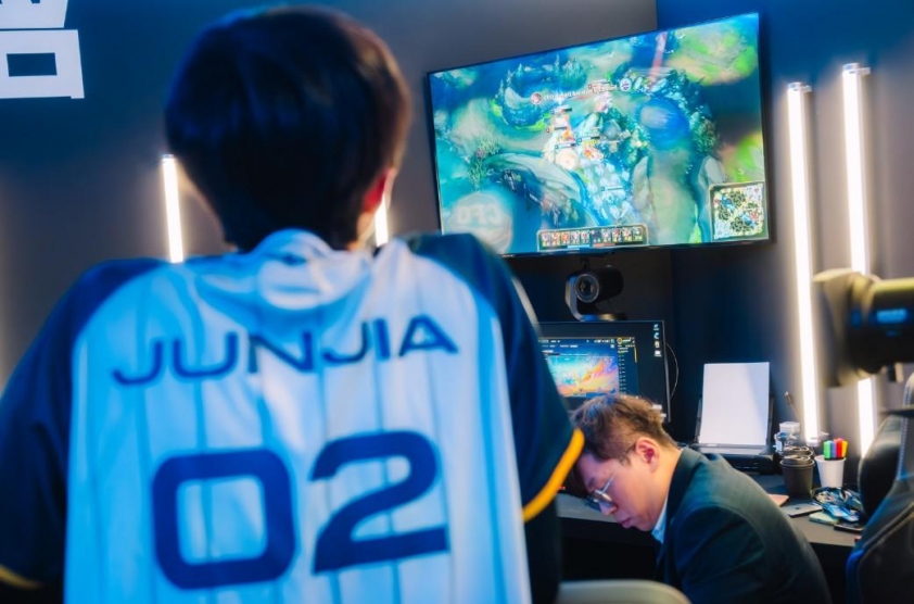 Các tuyển thủ CFO trong trận đấu với KT Rolster