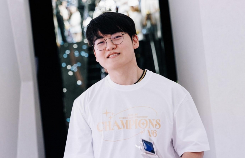 Gumayusi tại buổi tiệc ăn mừng cùng đội tuyển T1