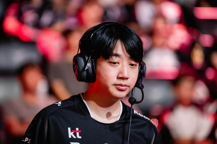 HLV Score: 'KT họp đến khuya để chuẩn bị chiến T1' HLV Score cùng ban huấn luyện họp chiến thuật