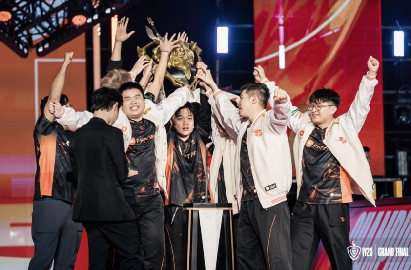 Đội hình Team Flash ăn mừng chức vô địch ĐTDV