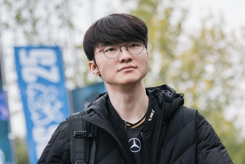 Faker dành lời khen cho một món ngon Trung Quốc Faker thưởng thức lẩu Tứ Xuyên tại Thành Đô